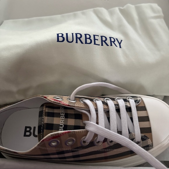 Burberry sneakers NIB - Picture 1 of 4